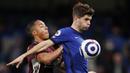 Gelandang Chelsea, Christian Pulisic, berebut bola dengan pemain Leicester City, Youri Tielemans, pada laga Liga Inggris di Stadion Stamford Bridge, Rabu (19/5/2021). Chelsea menang dengan skor 2-1. (Peter Cziiborra/Pool via AP)