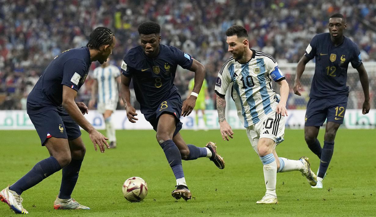 Lionel Messi yang menjadi bintang lapangan berusaha melewati hadangan tiga pemain Prancis sekaligus. (AP Photo/Martin Meissner)