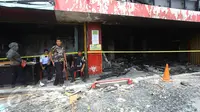 Petugas berjaga di kawasan Pasar Senen, Jakarta, Senin (23/1). Pascakebakaran beberapa hari lalu, para pedagang terpaksa berjualan di luar gedung, meskipun menutup jalan dan mengganggu arus lalu lintas. (Liputan6.com/Immanuel Antonius)