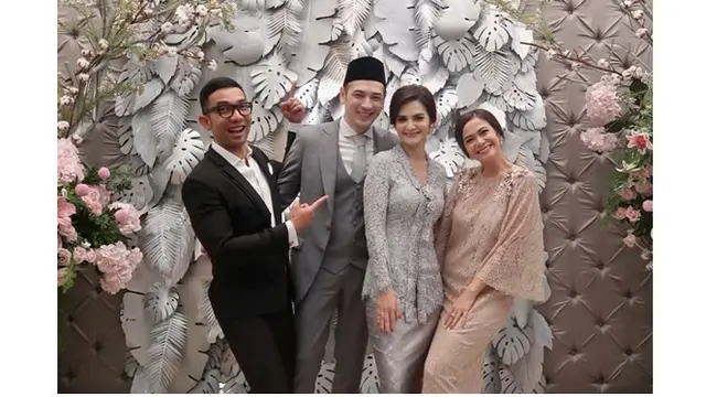 Indra Herlambang merupakan rekan sesama prsenter, saat menghadiri pernikahan sahabatnya ia terlihat gagah dengan jas hitam.