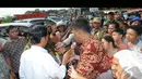 Pada kesempatan itu Jokowi, sapaan Joko Widodo, membagikan beras dan uang kepada warga sebagai Tunjangan Hari Raya (THR) Lebaran, Jakarta, Kamis (24/7/2014) (Liputan6.com/Herman Zakharia)