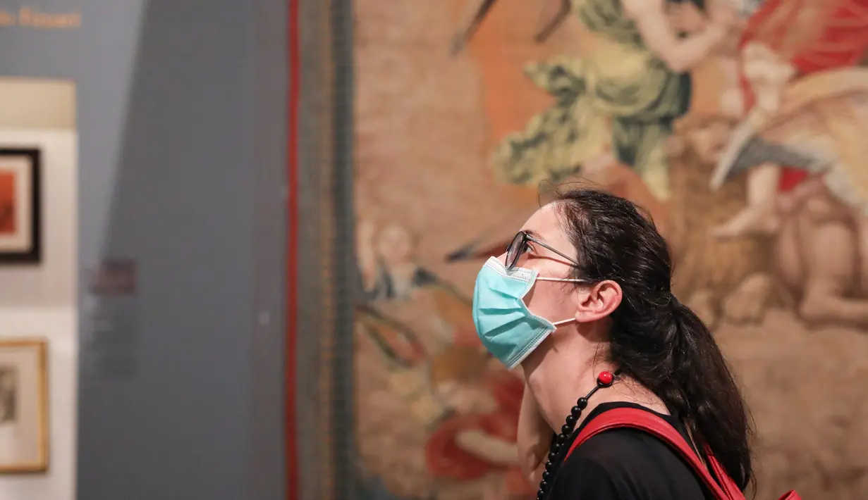Seorang perempuan yang mengenakan masker mengunjungi pameran "Raffaello 1520-1483" di Roma, Italia, pada 2 Juli 2020. Para pengunjung, yang harus mengenakan masker, diwajibkan melakukan reservasi sebelum berkunjung dan suhu tubuh harus diukur saat memasuki pameran itu. (Xinhua/Cheng Tingting)