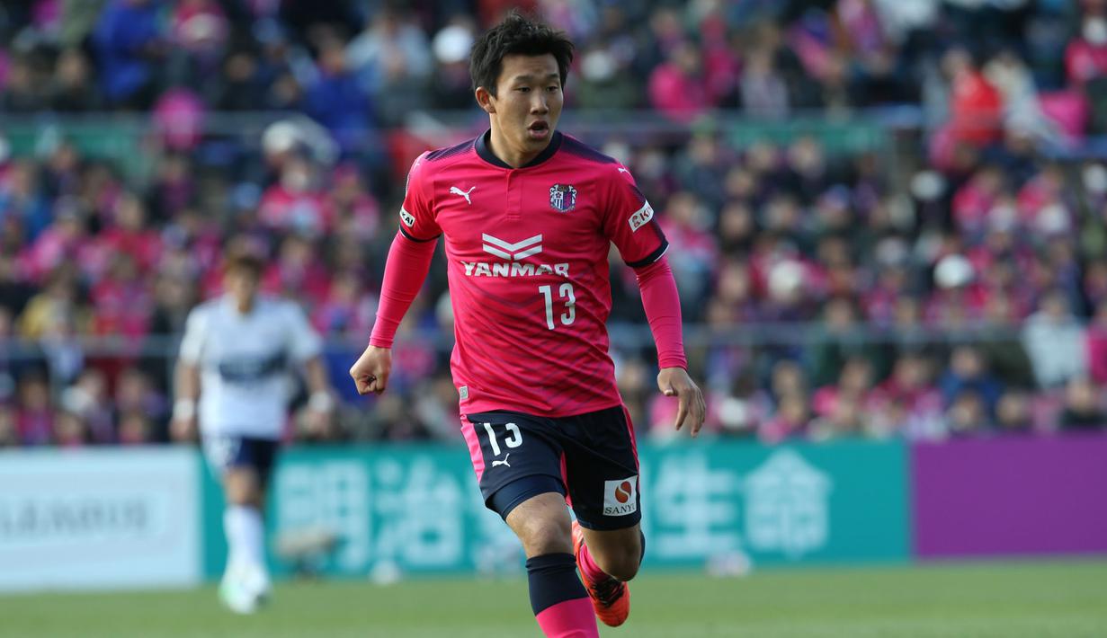 Mitsuru Maruoka dipromosikan dari tim akademi Cerezo Osaka ke tim senior pada awal musim 2014. Namun belum sempat bermain bersama tim utama, ia lantas dipinjamkan ke Borussia Dortmund selama dua tahun hingga awal musim J1 League 2016. (J.LEAGUE)