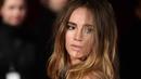 Model asal Inggris, Suki Waterhouse tampak membiarkan rambutnya tergerai indah saat menghadiri premier film "Pride and Prejudice dan Zombie" di Leicester Square, London, Senin (1/2/2016). (LEON NEAL/AFP)