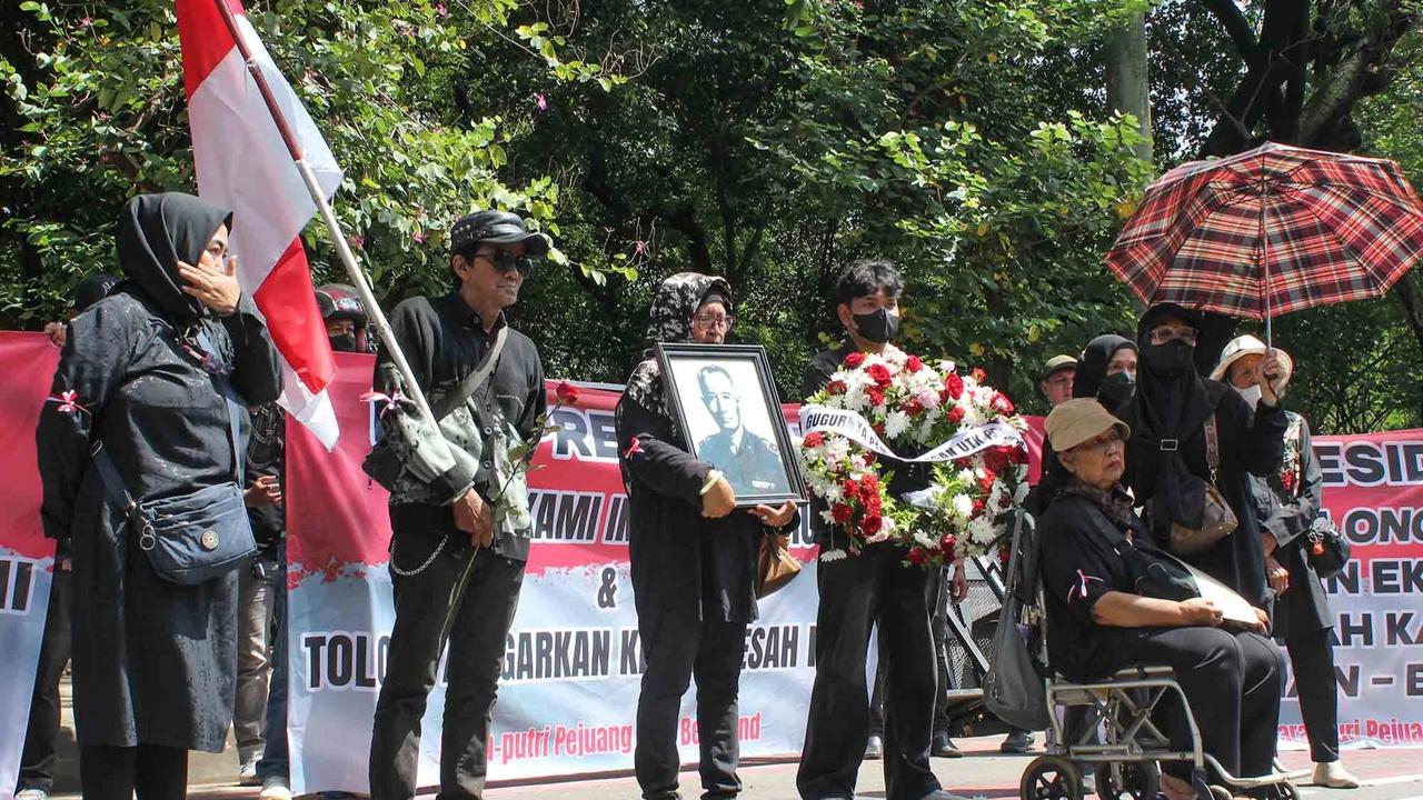 FOTO:  Aksi Putra-Putri Pejuang 45 di Monas Soroti Pengosongan Rumah di Kompleks Berlan