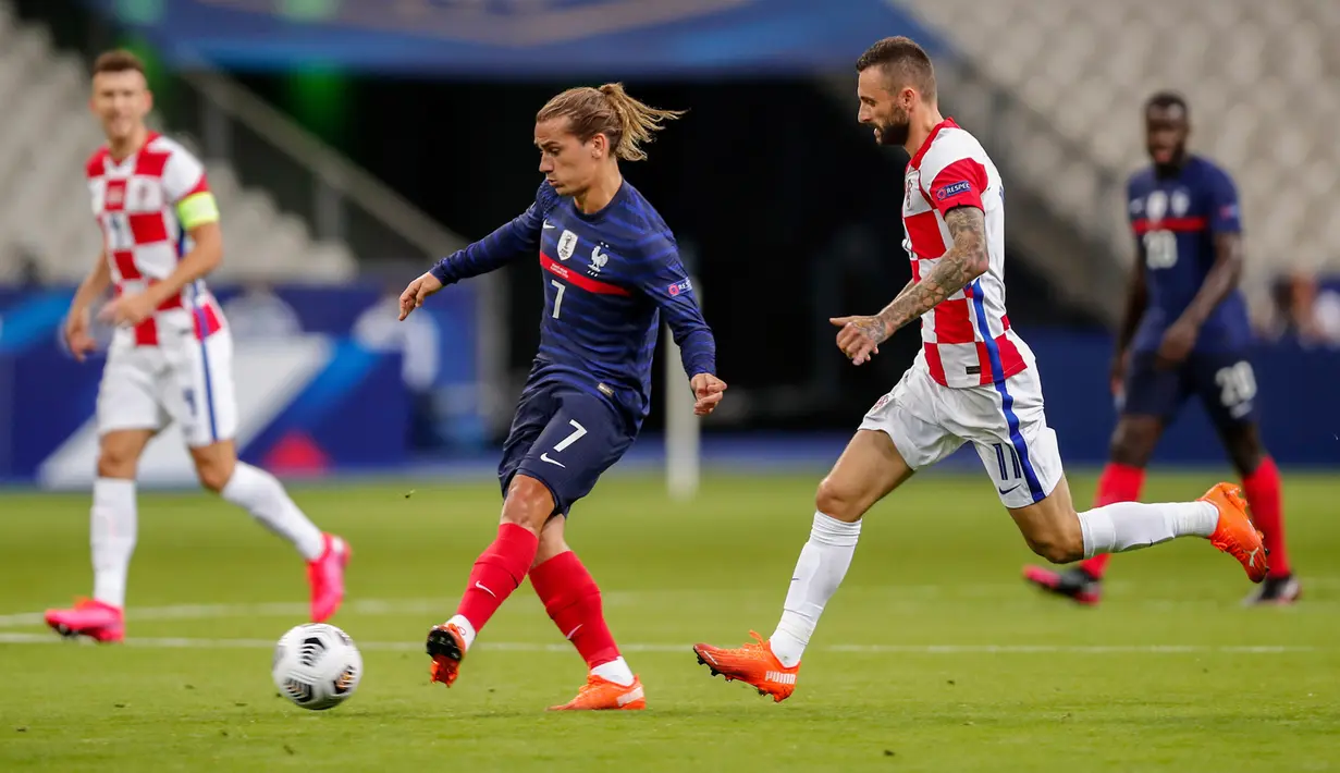 Penyerang timnas Prancis, Antoine Griezmann melakukan tembakan melewati pemain timnas Kroasia, Marcelo Brozovic dalam lanjutan UEFA Nations League Liga 1 Grup C di Saint-Denis, Rabu (9/9/2020) dini hari WIB. Sempat tertinggal duluan, Timnas Prancis menang 4-2 atas Kroasia. (AP Photo/Francois Mori)