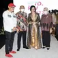 MenKopUKM Teten Masduki bersama Poppy Dharsono dalam penutupan Indonesia Fashion Week 2022