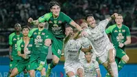Duel udara dilakukan striker Persebaya, Dejan Tumbas melawan gelandang Persib, Tyronne Del Pino dalam laga BRI Liga 1 2024/2025 di Stadion Gelora Bung Tomo, Surabaya, Sabtu (1/3/2025). (Dok. Persebaya)