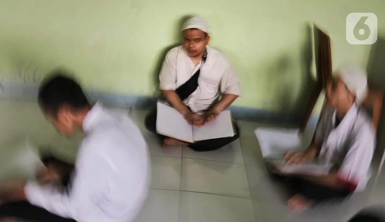 Pelajar penyandang tuna netra mengikuti Tadarus Al Quran braille di Yayasan Tunanetra Raudlatul Makmufin Serpong, Tangerang Selatan, Banten, Rabu (28/4/2021). Taman tunanetra merupakan wadah bagi para pelajar tunanetra untuk berkumpul dan belajar membaca Alquran Braille. (Liputan6.com/Angga Yuniar)