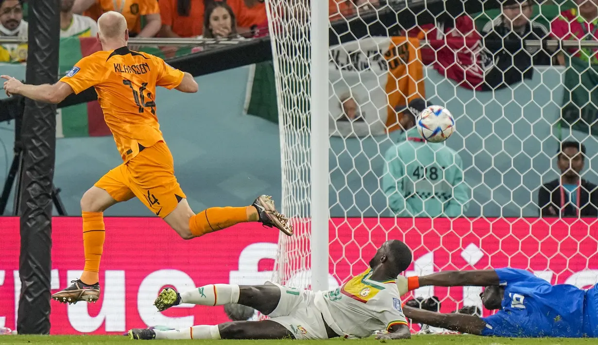 Gelandang Belanda, Davy Klaassen saat mencetak gol ke gawang Senegal pada pertandingan grup A Piala Dunia 2022 Qatar di Stadion Al Thumama di Doha, Qatar, Senin (21/11/2022). Belanda menang atas Senengal dengan skor 2-0. (AP Photo/Luca Bruno)