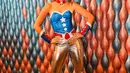 Di pesta ulang tahun Ayu Dewi, Nia Ramadhani perpaduan kostum Wonder Woman dan Captain America. Kostum ini menampilkan strapless biru dengan motif bintang dan celana latex gold yang mencolok. Lengkap dengan sleeve yang khas dan choker merah [@ramadhaniabakrie]