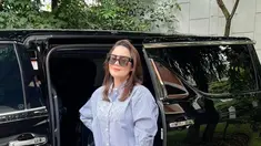 Inilah potret Jennifer Dunn saat memamerkan gaya dengan aksesoris kacamata. Ibu dua anak ini dikenal sebagai wanita sosialita dengan gaya pakaian bermerek ternama. Tak heran jika Jennifer Dunn merupakan sosok tajir meski sudah lama hengkang dari dunia akting. (Liputan6.com/IG/@jennifer_haris89)