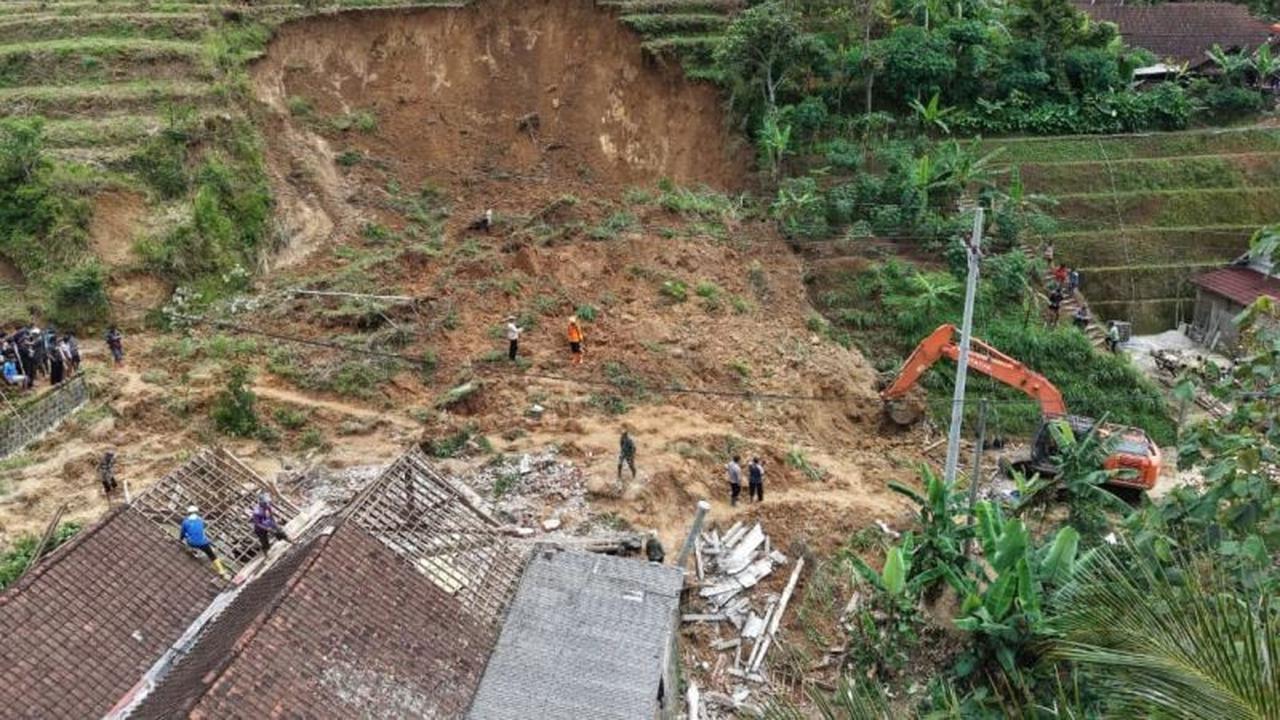 BPBD Ponorogo Percepat Pembersihan Longsor, Akses Wagir Kidul-Banaran Segera Normal