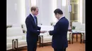 Pangeran William (kiri) memberikan undangan kepada Presiden China Xi Jinping, Beijing, China, (2/3/2015). Kedatangan Pangeran William untuk membina hubungan diplomatik antar kedua negara.  (Reuters/Feng Li)