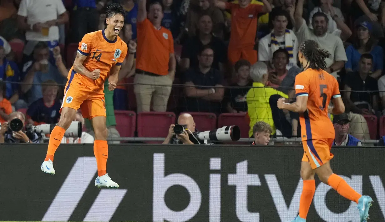 Pemain Timnas Belanda, Tijjani Reijnders, melakukan selebrasi setelah mencetak gol ke gawang Bosnia dan Herzegovina di laga UEFA Nations League. (AP Photo/Peter Dejong)