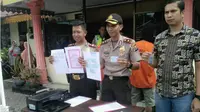 Polisi Ungkap Pembuat KTP Palsu Untuk Pilkada Riau. (Liputan6.com/ M Syukur)