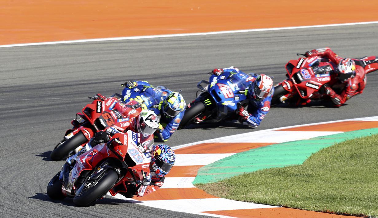 Jorge Martin sukses mempertahankan posisi terdepan setelah melakukan start yang impresif. Joan Mir menyodok ke posisi dua setelah melewati Francesco Bagnaia dan Jack Miller. (AP Photo/Alberto Saiz)