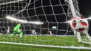 Proses terjadinya gol yang dicetak gelandang Real Madrid, Marcos Llorente, ke gawang Al-Ain pada laga final Piala Dunia Antarklub di Stadion Zayed Sports City, Abu Dhabi, Sabtu (22/12). Al-Ain kalah 1-4 dari Madrid. (AFP/Giuseppe Cacace)