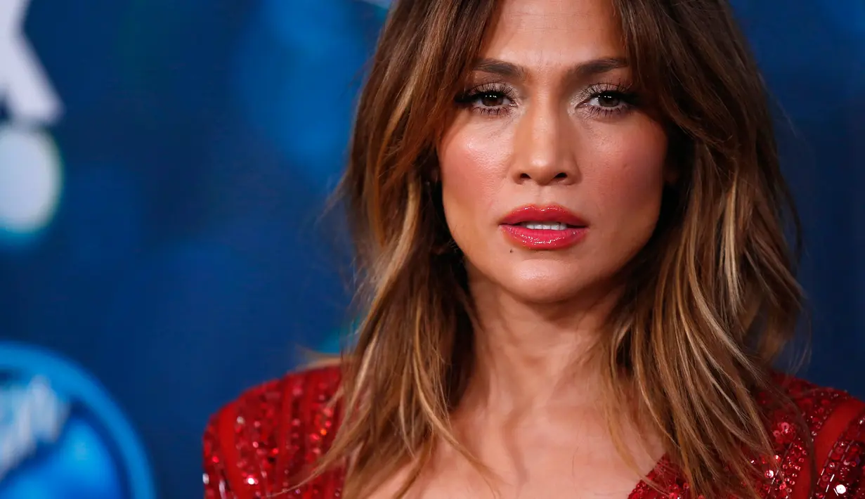 Ekspresi Jennifer Lopez saat menghadiri pesta finalis "American Idol XV" di Hollywood Barat, California (25/2). J-Lo memoles bibirnya dengan lipstik merah yang menambah kesan seksi. (REUTERS/Mario Anzuoni)