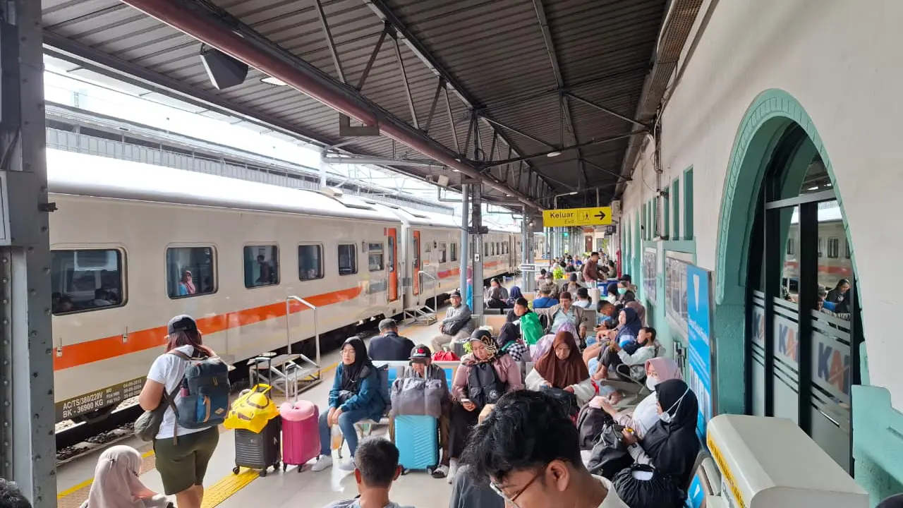 Pada masa Nataru, KAI menghadirkan diskon tarif 30 persen untuk kereta ekonomi komersial yang berlaku pada 22 Desember 2025 hingga 10 Januari 2026.  (Dok KAI)