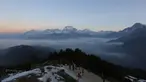 Sejumlah turis mengagumi pemandangan di Bukit Poon yang terletak di Distrik Myagdi, Nepal (15/2/2020). Bukit Poon, yang juga dikenal sebagai Poon Hill, merupakan sebuah lokasi di sepanjang rute pendakian di wilayah Annapurna yang populer di kalangan wisatawan. (Xinhua/Zhou Shengping)