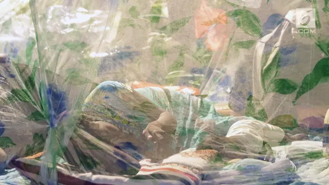 Di Dalam Tenda, Anak-Anak Pencari Suaka Beristirahat