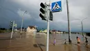 Sejumlah anak di Belarus bermain di sekitar jalan yang terkena banjir, Minsk, Belarus, Rabu (13/7). (REUTERS / Vasily Fedosenko)