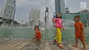 Sejumlah anak bermain air di kolam Bundaran HI, Jakarta, Senin (17/6/2019). Meski ada larangan berenang, sejumlah anak tetap nekat menyebur ke kolam Bundaran HI. (Liputan6.com/Herman Zakharia)