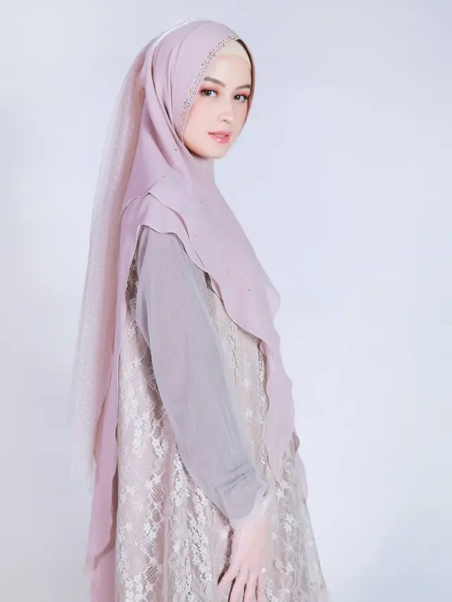 Kimberly Ryder Pamerkan Kecantikan Berbalut Hijab, Tampilan Baru Curi Perhatian (credit: instagram.com/kimbrlyryder).