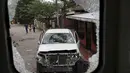 Tampak dari kaca sebuah mobil rusak akibat bentrokan yang terjadi antara pengunjuk rasa dan polisi di Nikaragua, Kamis (8/10/2015). Seorang polisi tewas dan 23 lainnya terluka akibat bentrokan tersebut. (REUTERS/Oswaldo Rivas)