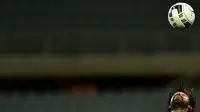 Andrea Pirlo memandangi bola di atas saat pertandingan melawan Malta (ALBERTO PIZZOLI / AFP)