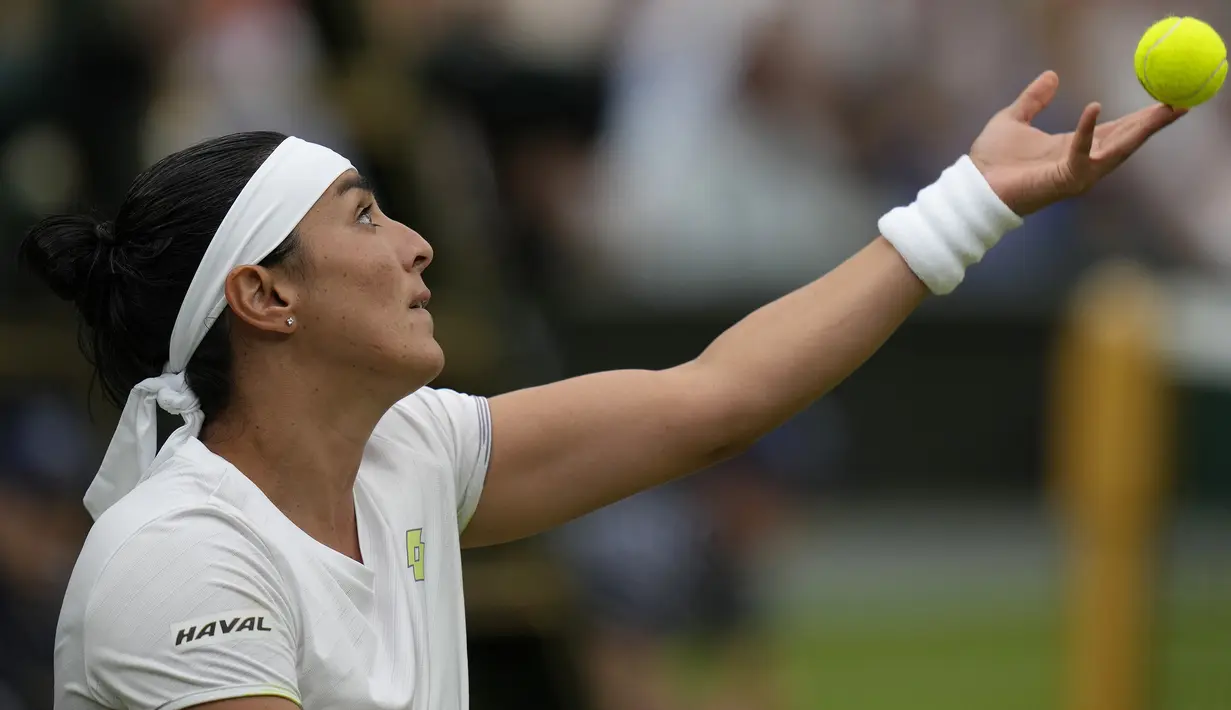 Petenis tunggal putri Tunisia, Ons Jabeur melepaskan serve saat menghadapi petenis Republik Ceska, Marketa Vondrousova pada laga final turnamen tenis Wimbledon 2023 di All England Lawn and Tennis Club, London, Sabtu (16/7/2023) malam WIB. (AP Photo/Alastair Grant)