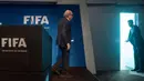 Joseph Blatter meninggalkan ruang jumpa pers. (AFP/Valeriano Di Domenico)
