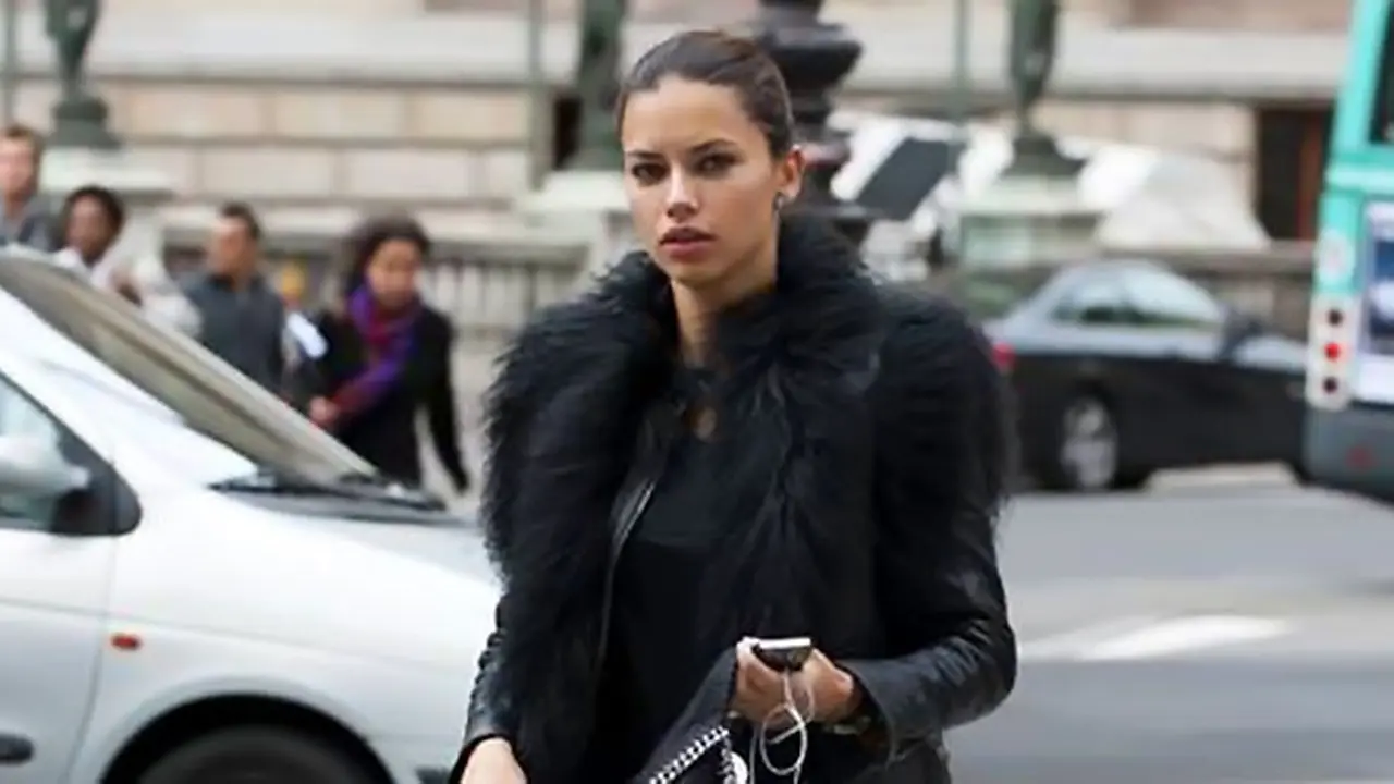 adriana-lima-131121b.jpg