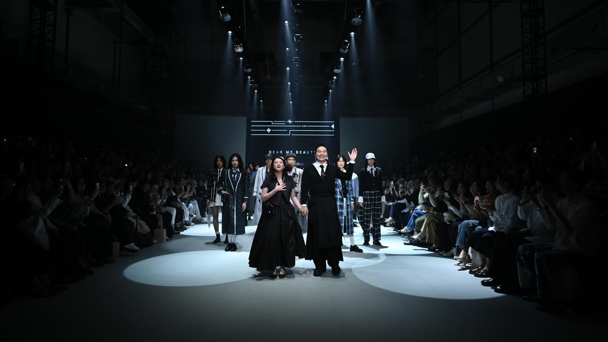 Bernostalgia Bersama Wilsen Willim X Dear Me Beauty di Panggung PIFW 2025