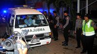 Ambulans nomor 9 pembawa peti mati terpidana mati kasus narkoba Zainal Abidin. (Liputan6.com/Yoppy Renato)