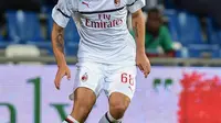 Bek AC Milan, Ricardo Rodriguez mengiring bola saat bertanding melawan Sassuolo pada lanjutan Liga Italia di Stadion Mapei, Reggio Emilia (30/9). AC Milan menang telak 4-1 atas Sassuolo berkat gol Kessie, Suso dan Castillejo.  (AFP Photo/Miguel Medina)