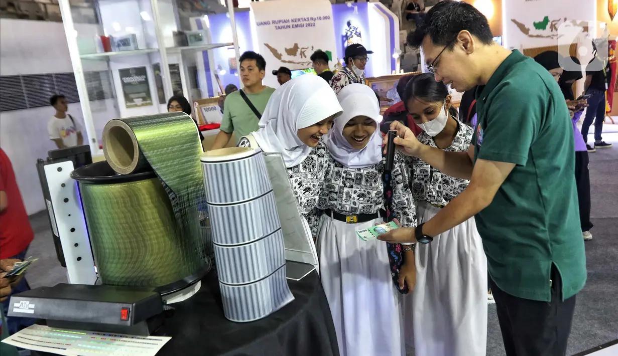 Masyarakat juga dapat memaknai uang Rupiah melalui dialog kebangsaan oleh keluarga pahlawan dan tokoh inspiratif, serta bincang milenial oleh seniman dan budayawan. (Liputan6.com/Angga Yuniar)