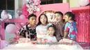 Kejutan berhasil dan membuat Sarwendah sangat senang. Dekorasi rumahnya dengan nuansa pink. Momen Wendah Tan saat tiup lilin bersama suami dan anak-anaknya. [Youtube/The Onsu Family]