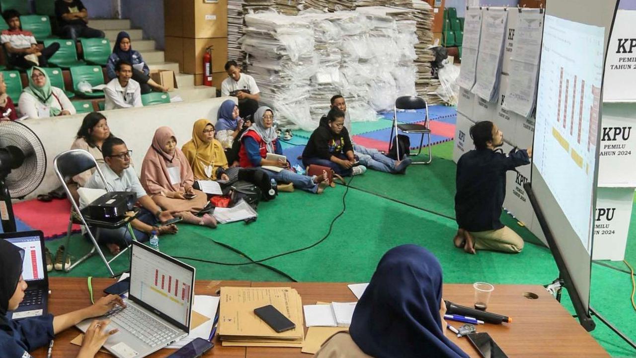 FOTO: Mengintip Kesibukan Petugas saat Rekapitulasi Surat Suara Pemilu 2024 se-Kecamatan Senen di GOR