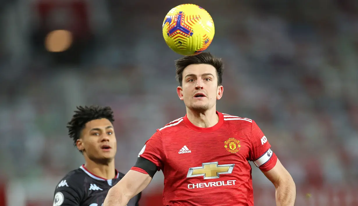Harry Maguire (kanan) menjadi andalan Solskjaer di posisi bek tengah. Ia mampu mencatat enam tekel, satu blok, lima intersep, dan 25 Sapuan. Maguire juga memiliki kemampuan memenangkan 11 dari 15 duel udara dan 14 kali melakukan umpan lambung yang akurat. (AFP/Pool/Carl Recine)
