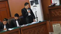 Tim kuasa hukum Johan Khan selaku pemohon dalam sidang praperadilan di  PN Jakarta Selatan, Senin (28/8). Johan Khan menggugat Surat perintah penghentian penyidikan (SP3) kasus dugaan penistaan agama oleh Ade Armando. (Liputan6.com/Immanuel Antonius)