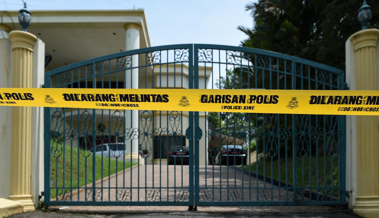 Garis polisi terpasang di depan kantor Kedutaan Besar (Kedubes) Korea Utara di Kuala Lumpur, Selasa (7/3). Hal itu dilakukan menyusul keputusan pemerintah Korut untuk melarang semua warga Malaysia untuk pulang ke negara mereka sendiri. (MOHD RASFAN/AFP)