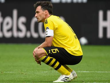 Bek Borussia Dortmund, Mats Hummels, tampak lesu usai ditaklukkan Hoffenheim pada laga Bundesliga di Stadion Signal-Iduna-Park, Sabtu (27/6/2020). Dortmund takluk 4-0 dari Hoffenheim. (AFP/Ina Fassbender)