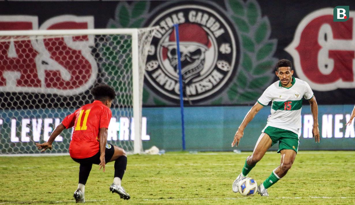 Memasuki menit ke-72, Timnas Indonesia berhasil menambah gol. Setelah melewati pemain lawan, Ricky menempatkan bola ke posisi kiri bawah gawang Timor Leste. (Bola.com/Maheswara Putra)