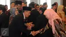 Menteri Sosial, Khofifah Indar Parawansa menyalami Ketua BPK Moermahaji Soerja Djanegara usai pengucapan sumpah jabatan di Gedung MA, Jakarta, Rabu (26/4). Ketua dan Wakil Ketua BPK terpilih secara aklamasi. (Liputan6.com/Helmi Fithriansyah)