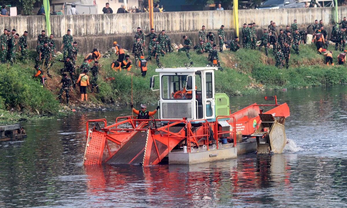 Jelang HUT RI TNI Polri dan PPSU Bersihkan Kanal Banjir Barat
