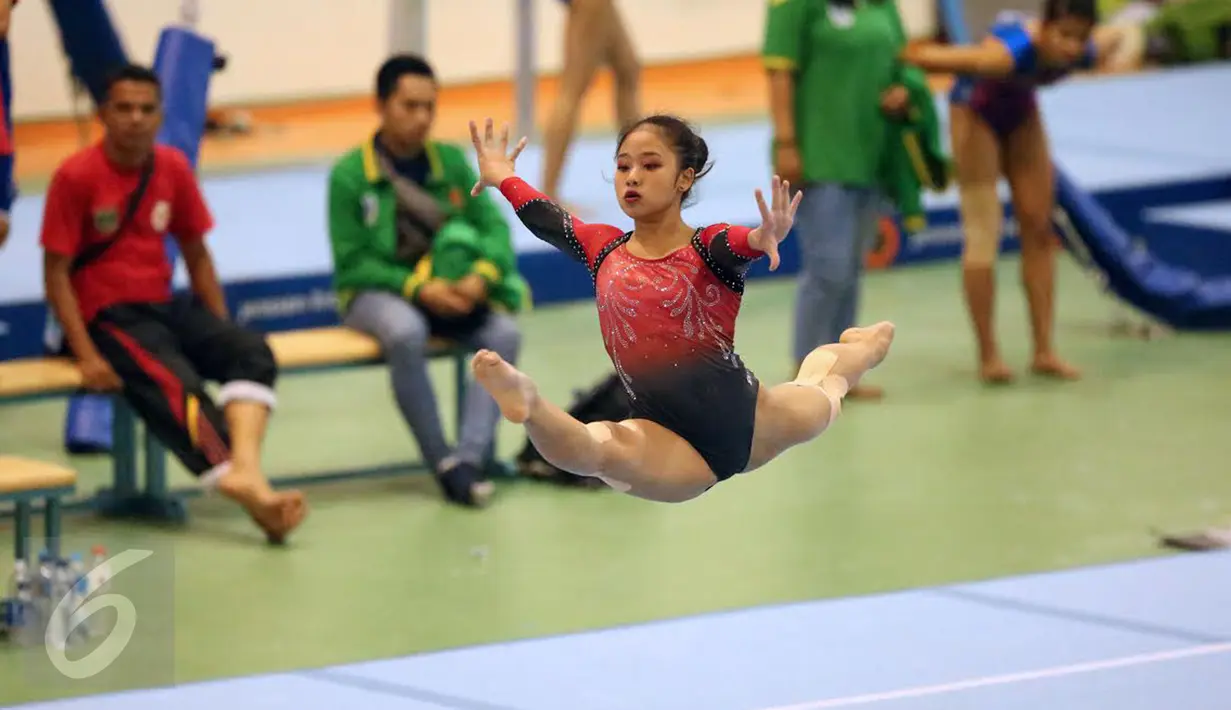 Pesenam putri DKI Jakarta, Rifda Irfanaluthfi melakukan lompatan saat tampil di final senam lantai artistik PON XIX Jabar di GOR Arcamanik, Bandung, Kamis (22/9). Rifda Irfanaluthfi meraih emas dengan total nilai 13.866. (Liputan6.com/Helmi Fithriansyah)