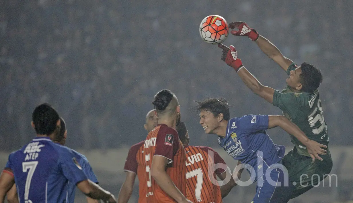 Duel udara Wawan Hendrawan kiper Pusamania Borneo FC dengan Achmad Jufriyanto. (Bola.com/Peksi Cahyo)