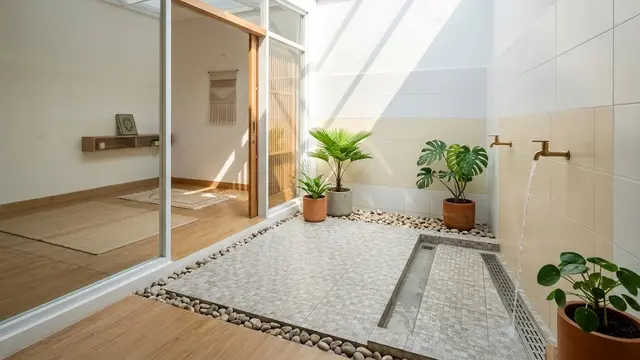 Tempat Wudhu dengan Skylight Penuh dan Gaya Minimalis